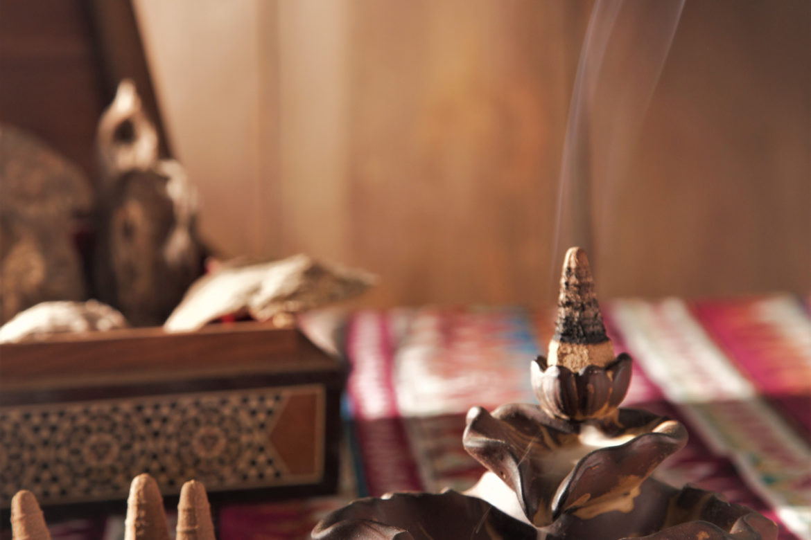 Two Ways Of Burning Agarwood To Attract Fortunes For The New Year Coming