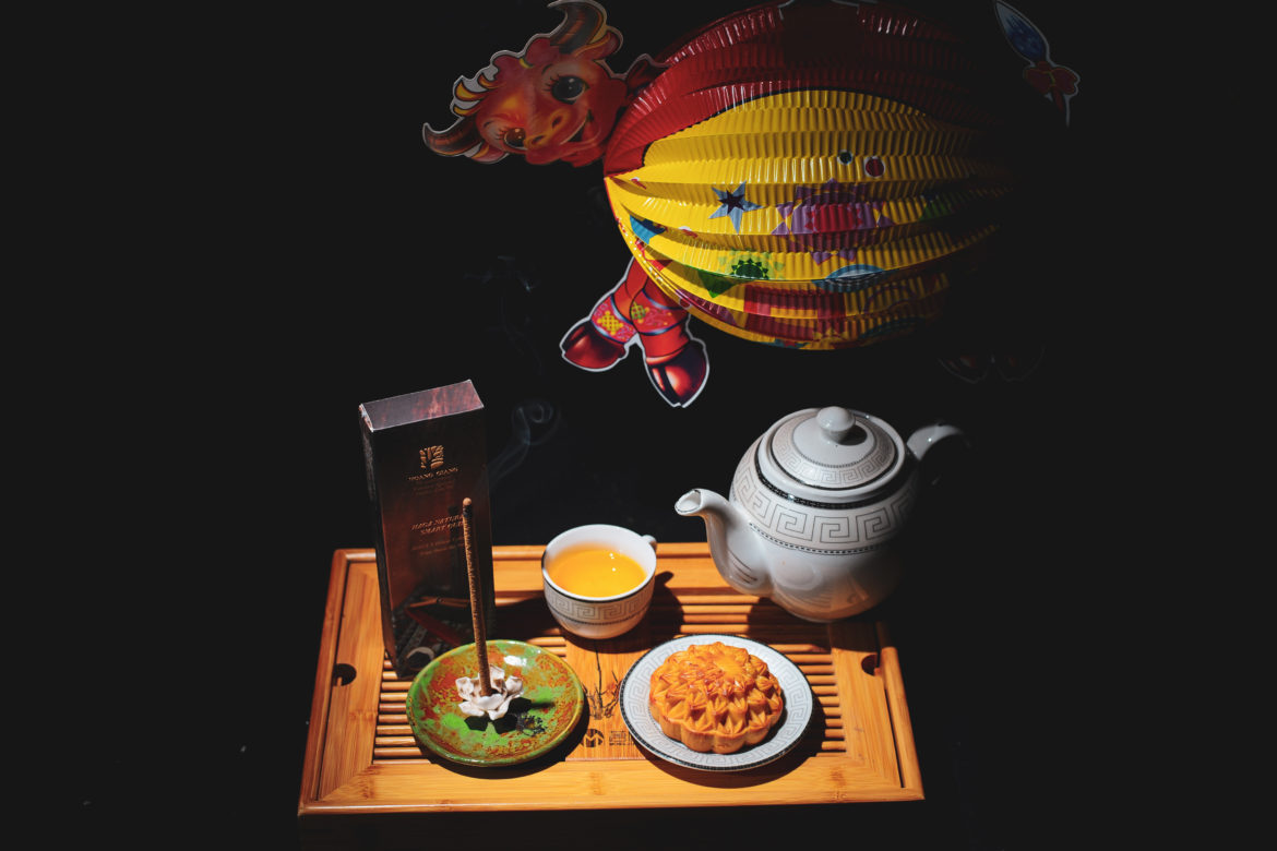 [A story of images] Moon season Mid-autumn fest with sweet warm Agarwood scent enjoying amusement