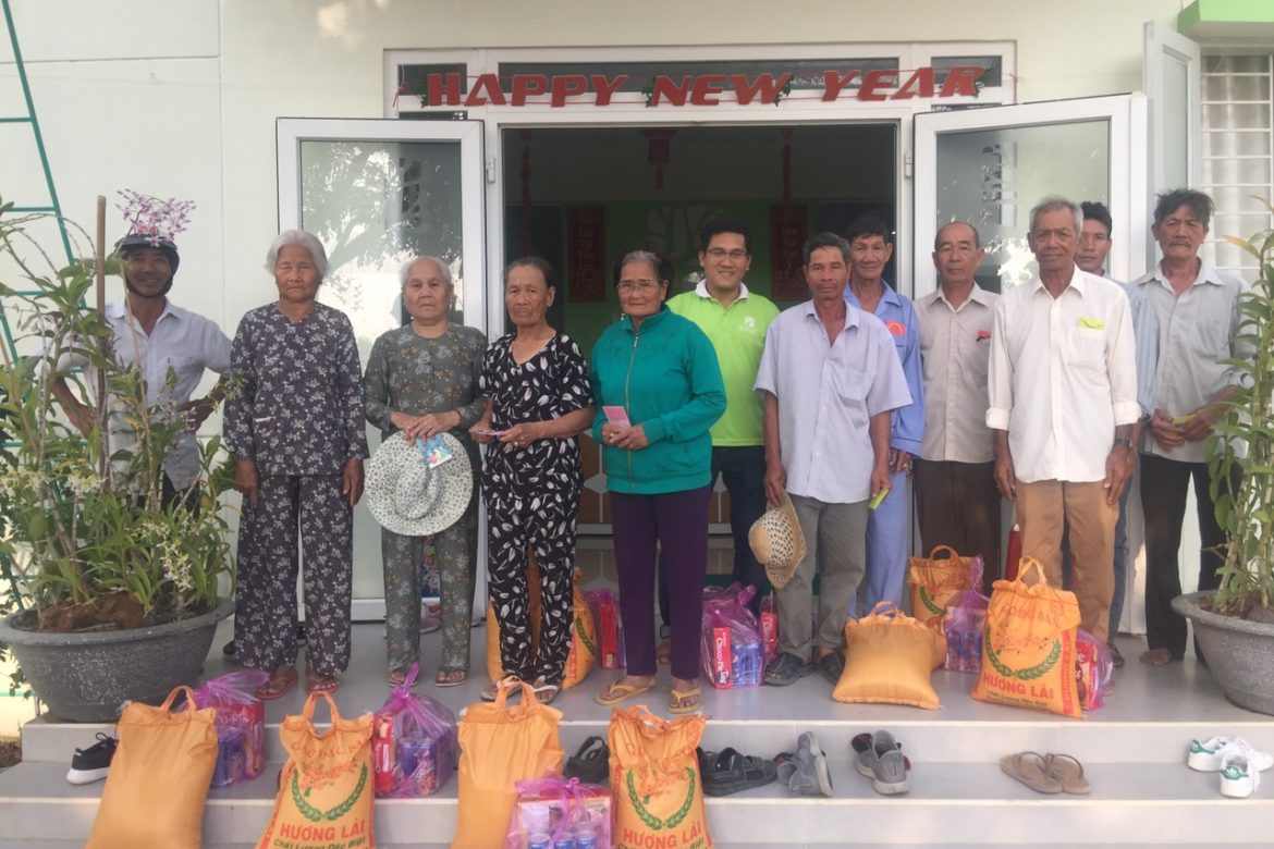 Giving Canh Ty Tet’s presents to poor and lonely elderly people in Tan Tien commune, La Gi town