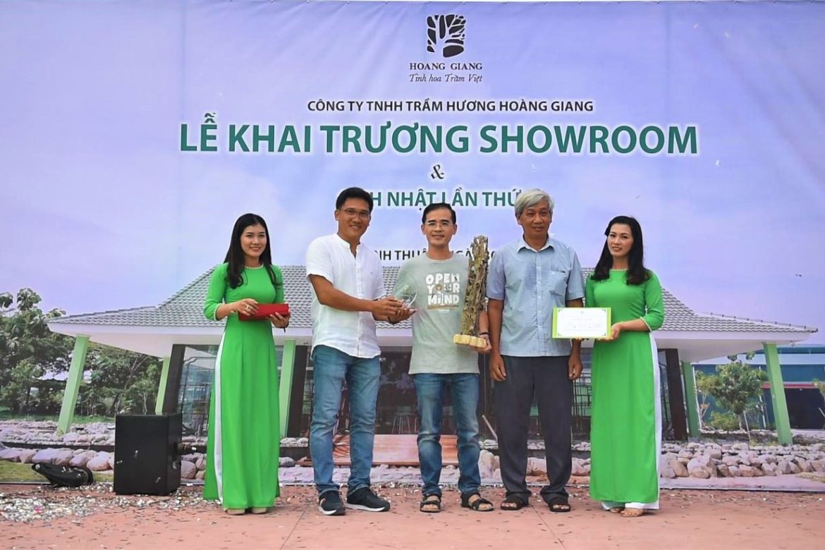 Fundraising auction for academic promotion at Hoang Giang Agarwood showroom brand opening