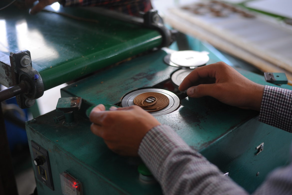 قصة للصور  – كيف نقوم بصنع هاغا البخور الذكي الطبيعي – ومن الألف إلى الياء؟