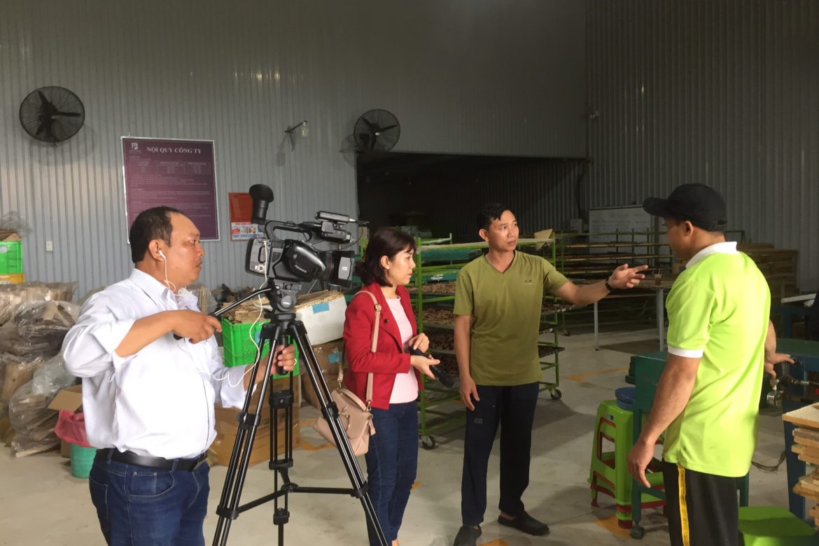 La Gi town Television and the reporting on machine technology improvement in production at Hoang Giang Agarwood Company