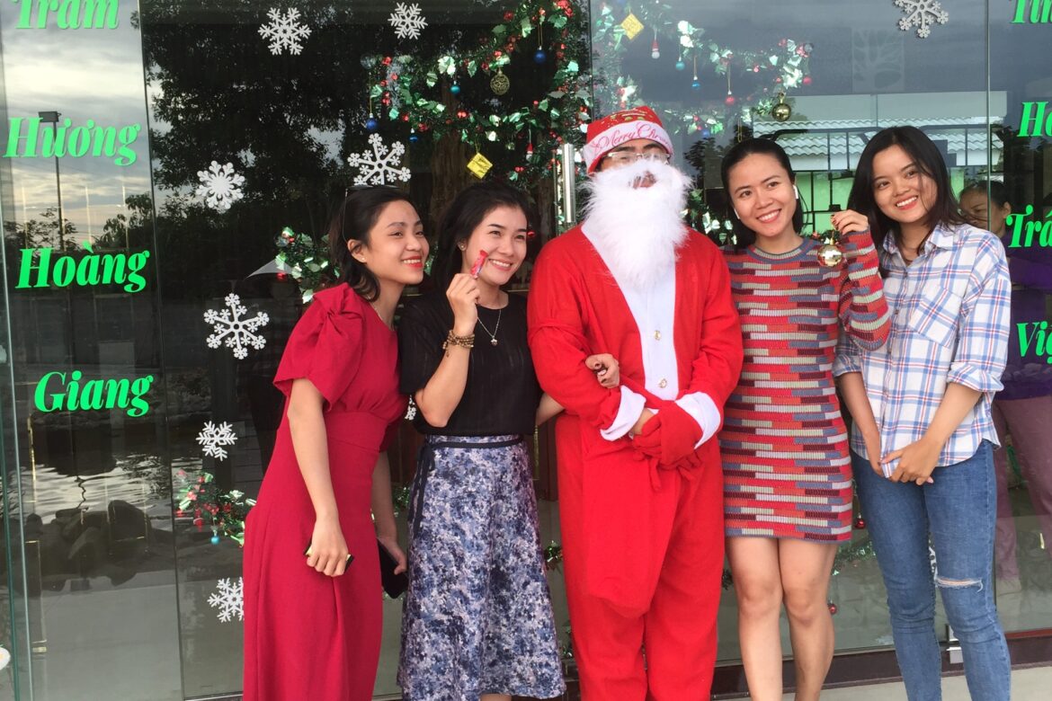 [A story of images] Christmas is in our town – Hoang Giang Agarwood company