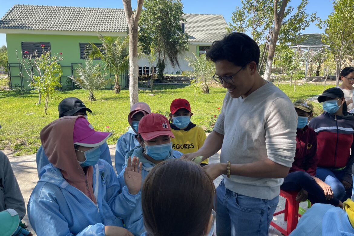 المرشح – الشرف لجميع “هوانغ جيانغ أقاروود”