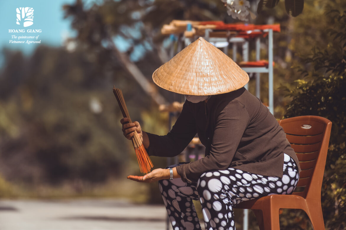 [A story of images] The traditional spiritual Agarwood (Oud) incense stick bouquet cannot be born without caring, nurturing and respectful hands!