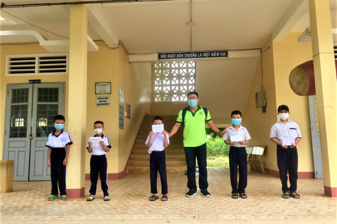 Hoang Giang Agarwood manufacturer supports students of Tan Phuoc Primary School 3