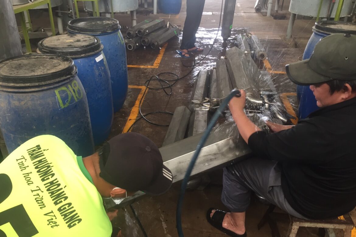 Periodical maintenance of Oud oil distillation pipes for mass production