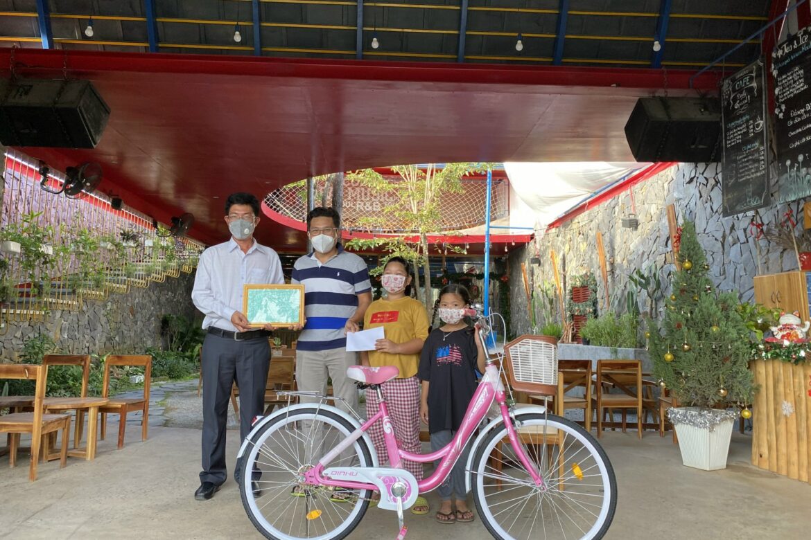 HAPPY A NEW WEEK – Scholarships in December 2021from Hoang Giang Agarwood manufacturer