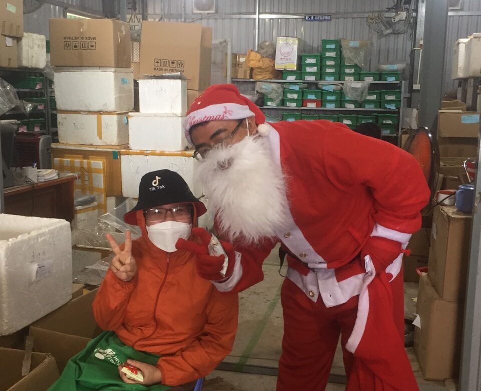 Santa Claus came to Hoang Giang Agarwood manufacturer, dec 24th 2021