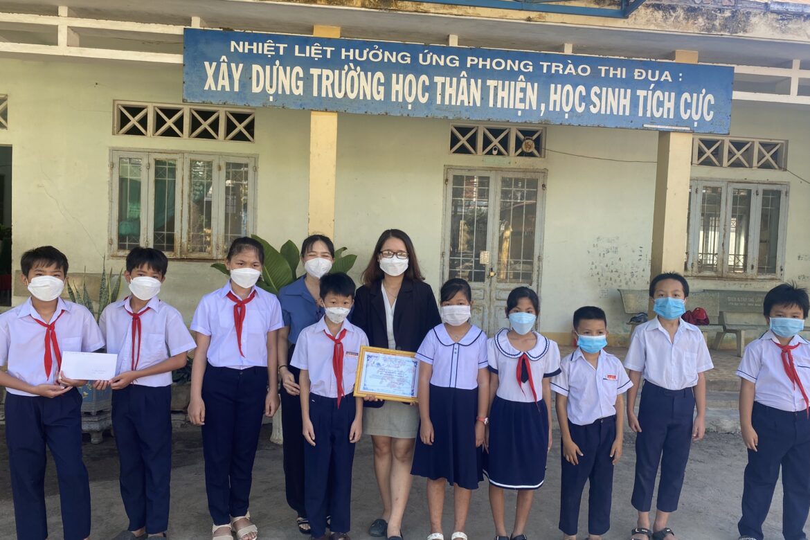 [Bilingual] 12 Health Insurance packages accompaning to disadvantaged students from Hoang Giang Agarwood manufacturer