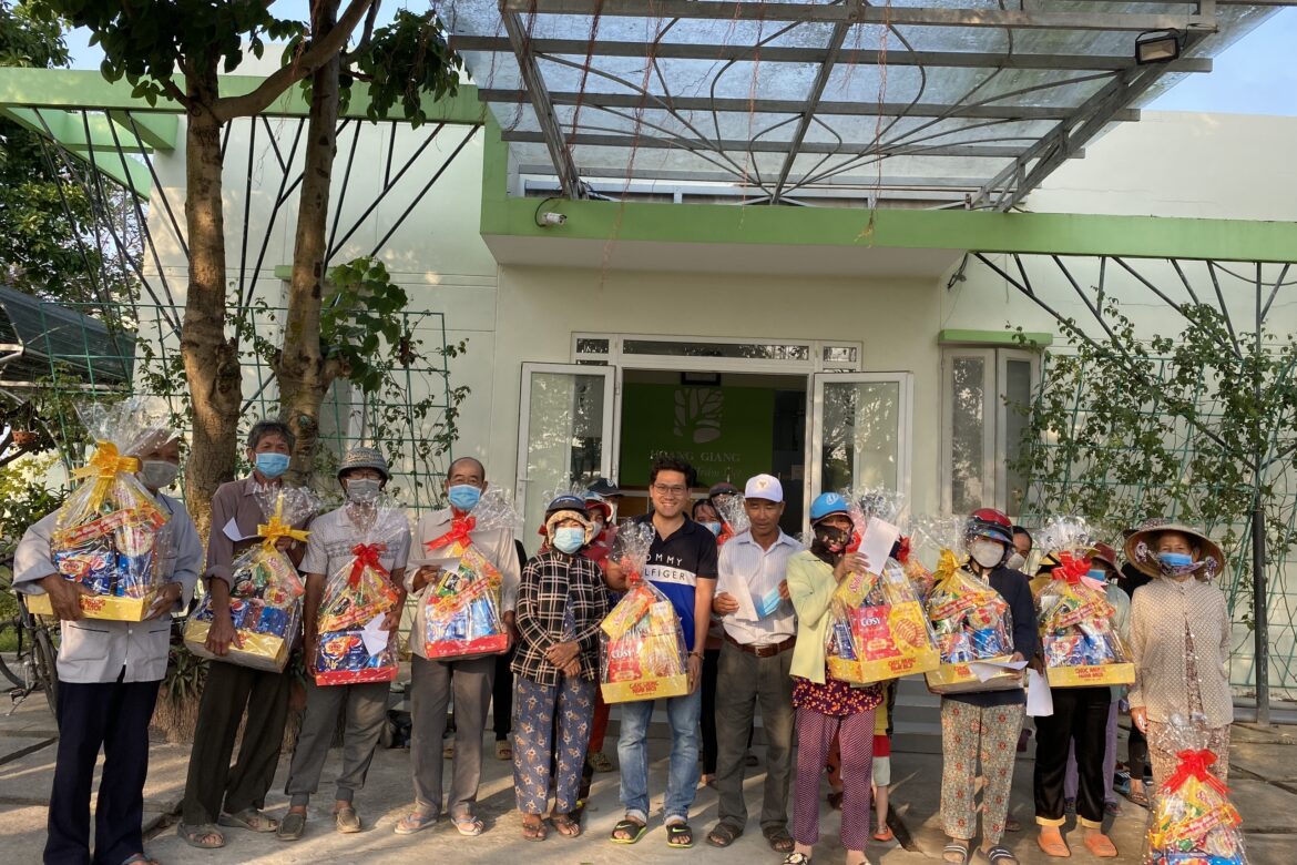 [Bilingual] Lunar New Year gifts from Hoang Giang Agarwood to disadvantaged people