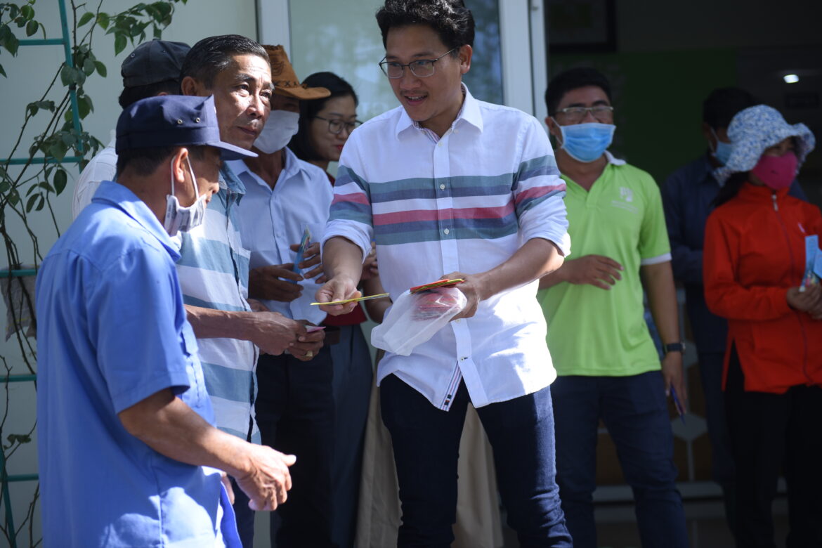 [Bilingual] First day at work of the Lunar New Tiger Year – Lucky money & best wishes from Hoang Giang Agarwood CEO