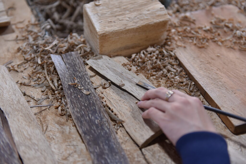 التنظيف اليدوي بلطف لتجنب الاحتكاك والحرارة الزائدة