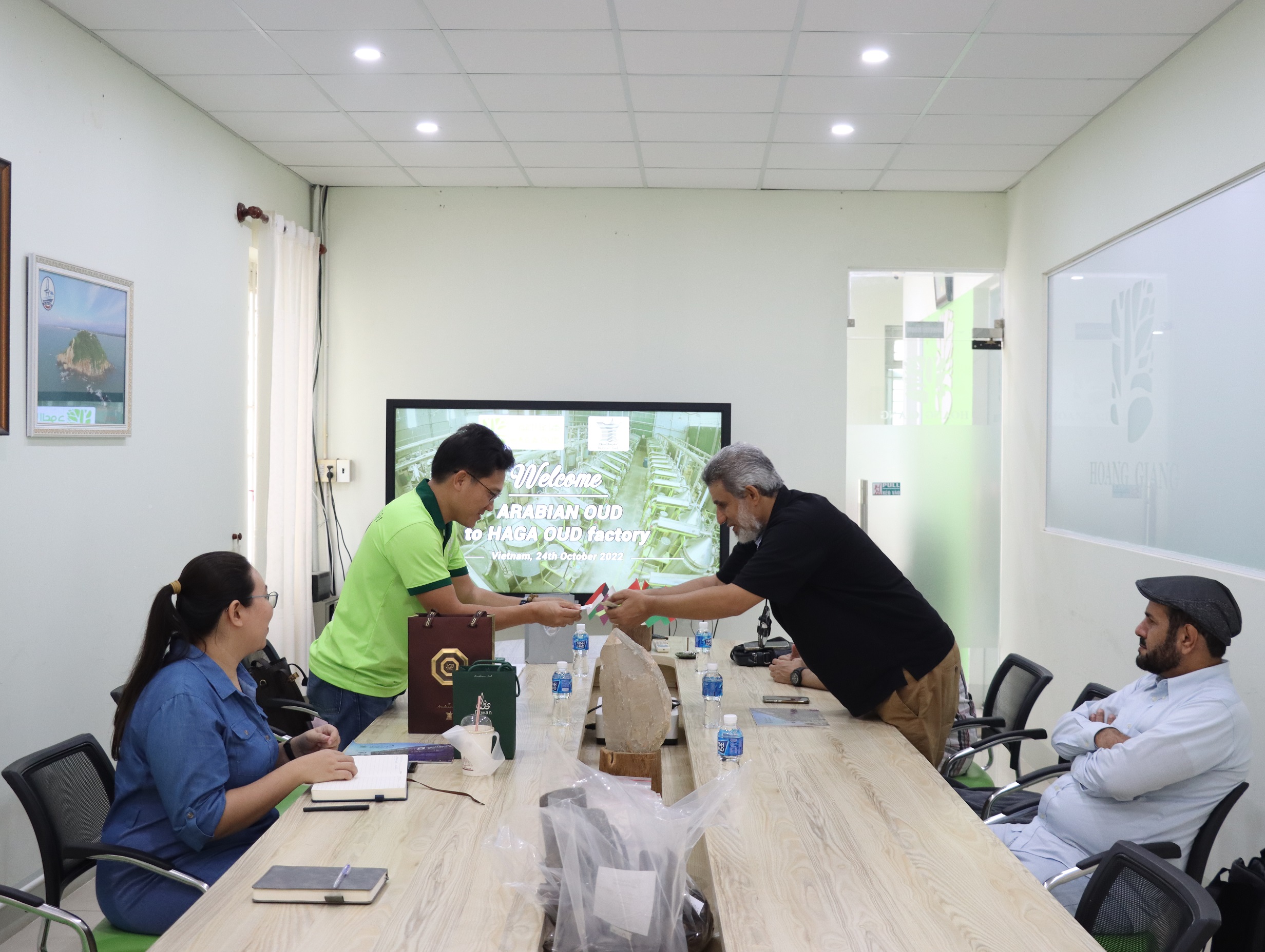 زيارة للشركة العربية للعود وتوقيع العقود على المنتجات الجديدة