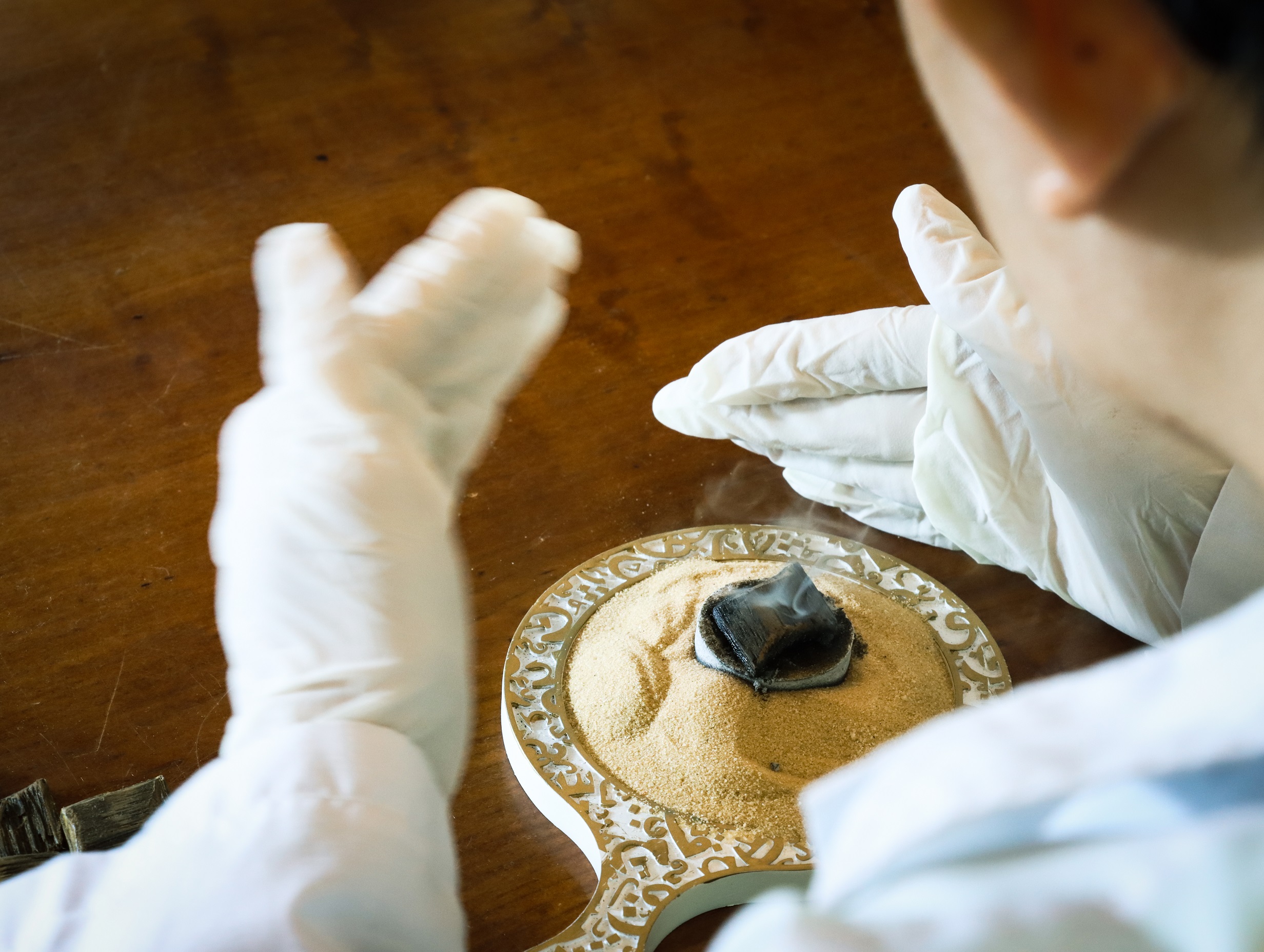 ألن تكون أكثر روعة عندما نحرق هاغا رقائق العود بطبقة رقيقة من الرمال على الفحم؟