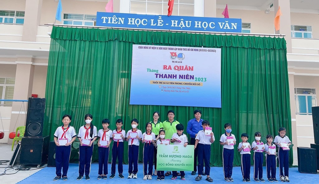 HAGA Oud awards scholarship for Binh Tan 3 Primary School students