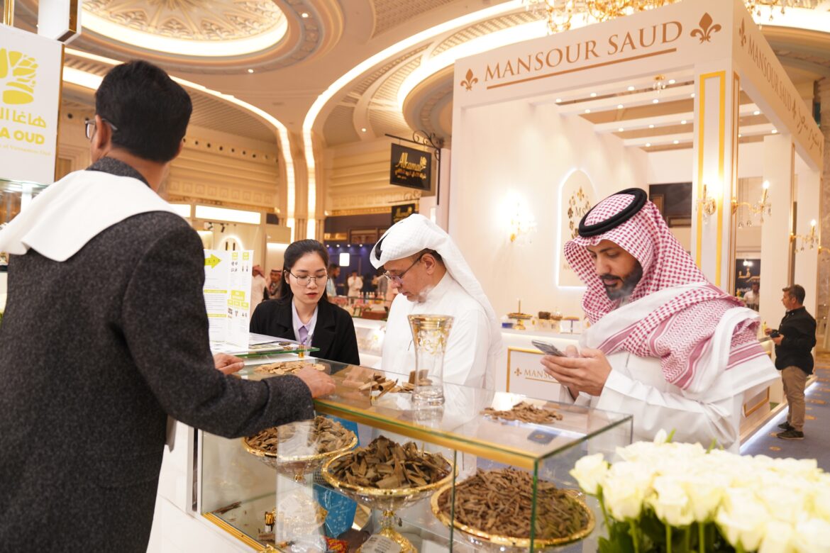 Oud Wood: A Treasured Fragrance Steeped in Middle Eastern Tradition