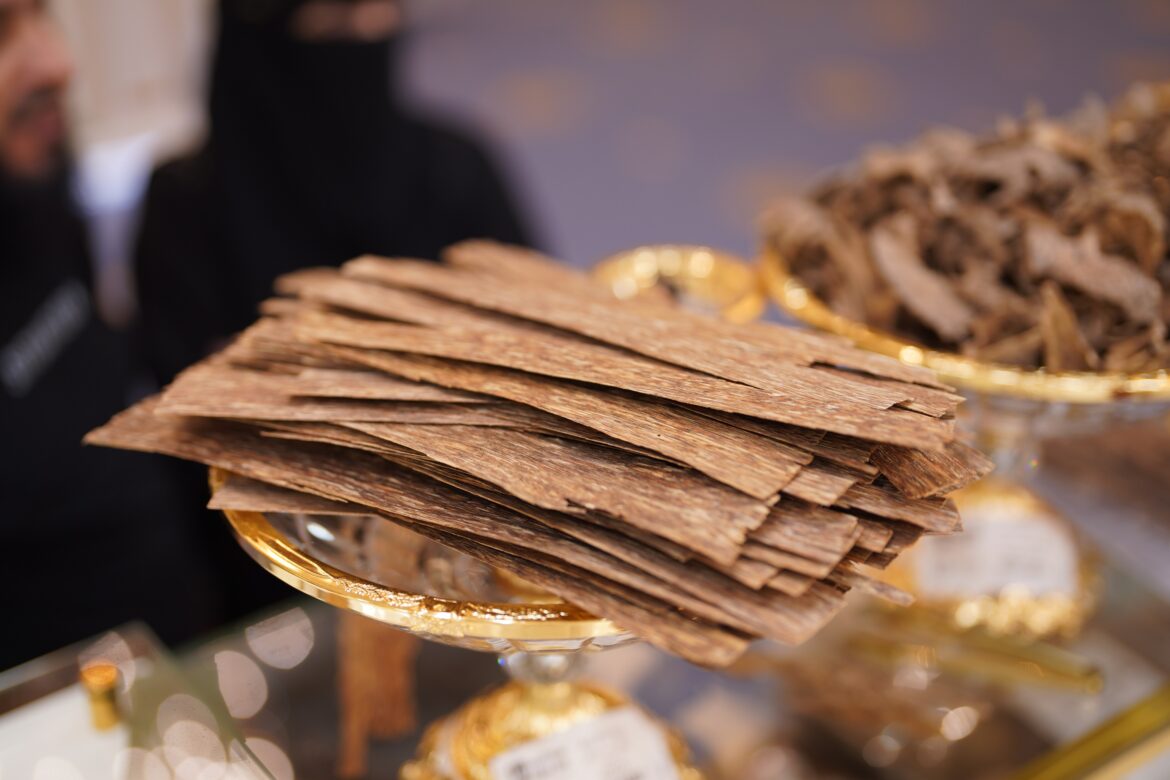 رقائق العود الفيتنامي — هل تؤثر السماكة حقًا على تجربة الرائحة الخاصة بك؟